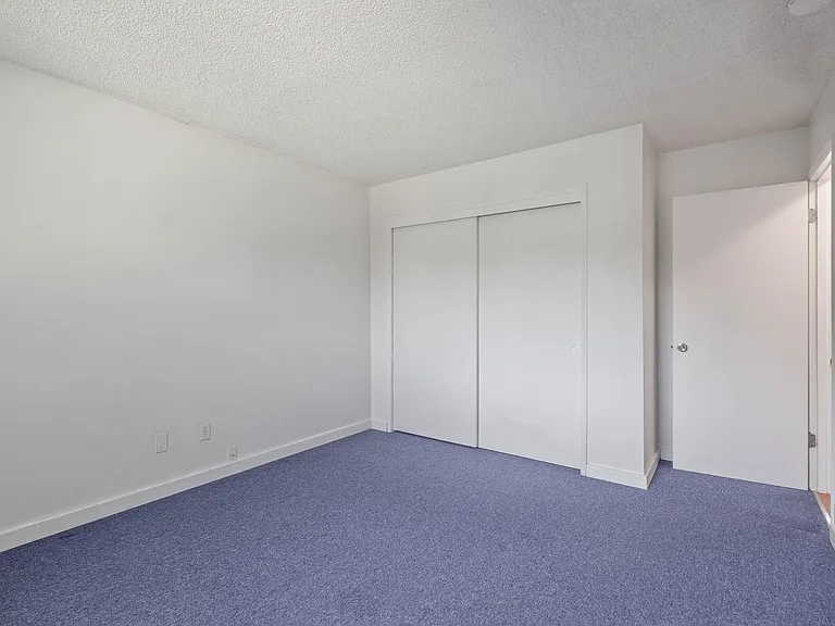 $500 off! Updated, upstairs 2-bdrm/1-bath triplex aptOn-site w/d, off-street parking, near downto... — Photo 21