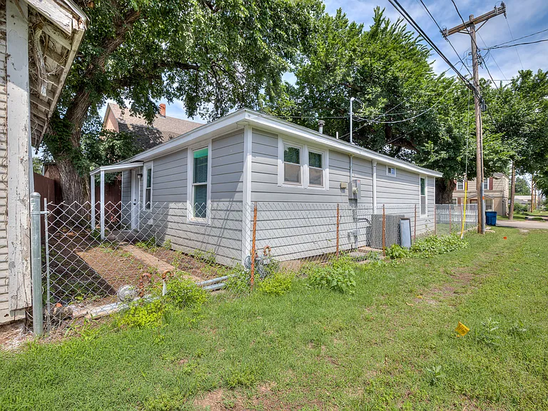 208 E Carson St — Photo 39