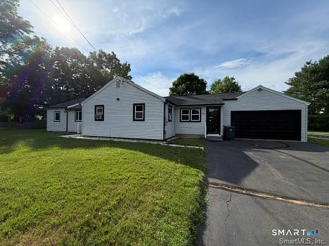 3 bed, 1.0 bath, 1617 sqft, $2,850 — Photo 2