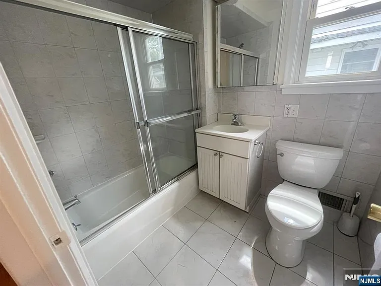 131 Irving St — Photo 8