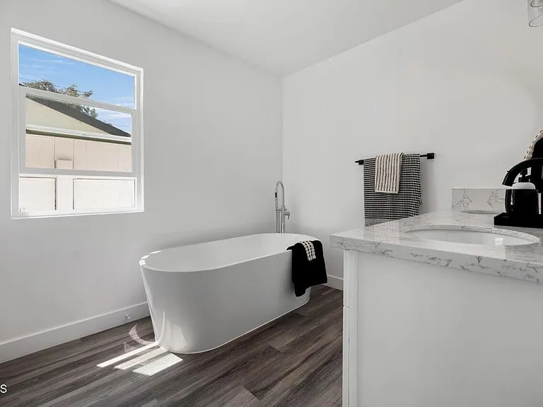 7637 Radford Ave — Photo 8