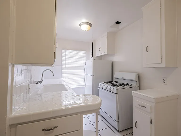 756 S Plymouth Blvd #6 — Photo 13