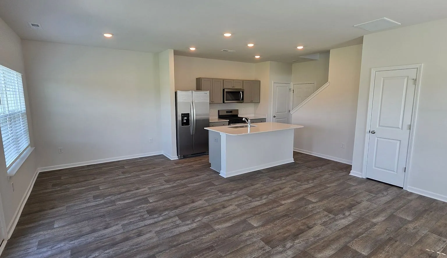 Beautiful New End-Unit 4BR Townhome for Military Tenant — Photo 4