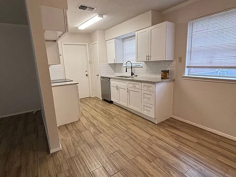 912 Vaughn Dr — Photo 2