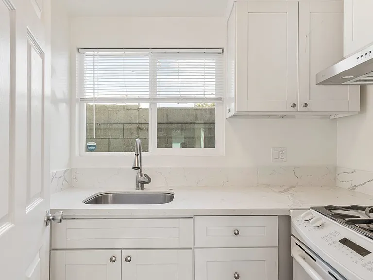 1285 E Broadway — Photo 3