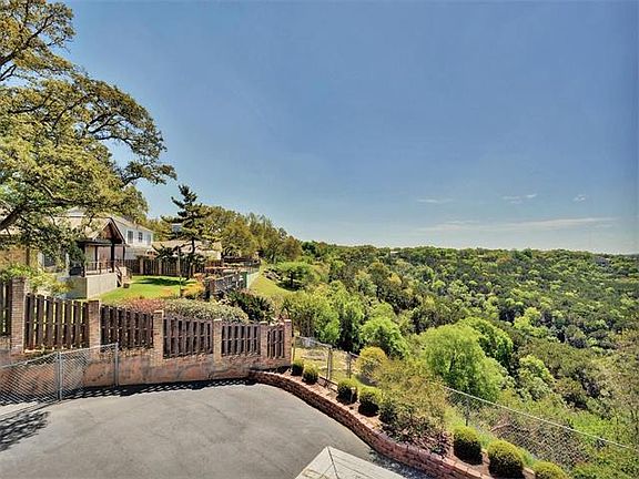 3rd image of 4201 Farhills Dr