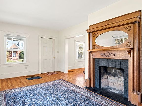 4th image of 104 Esther St