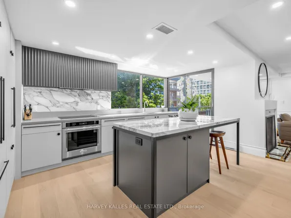 349 Saint Clair Ave W #404, Toronto, ON M5P 1N3
