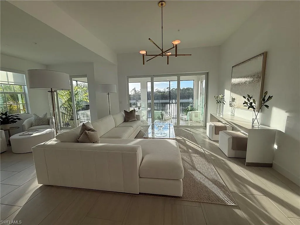 3 bed, 2.0 bath, 2376 sqft, $10,000 — Photo 3