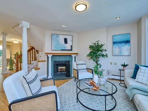 626 Washington St APT 4, Brookline, MA 02446