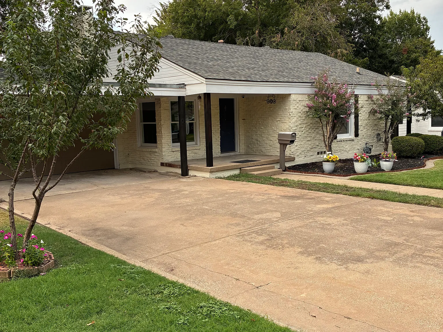 6120 Kenwick Ave — Photo 1