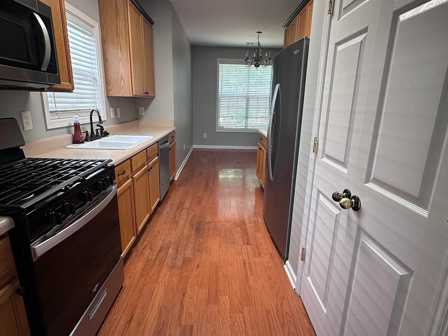 3 bed, 2.5 bath, 2002 sqft, $2,400 — Photo 3