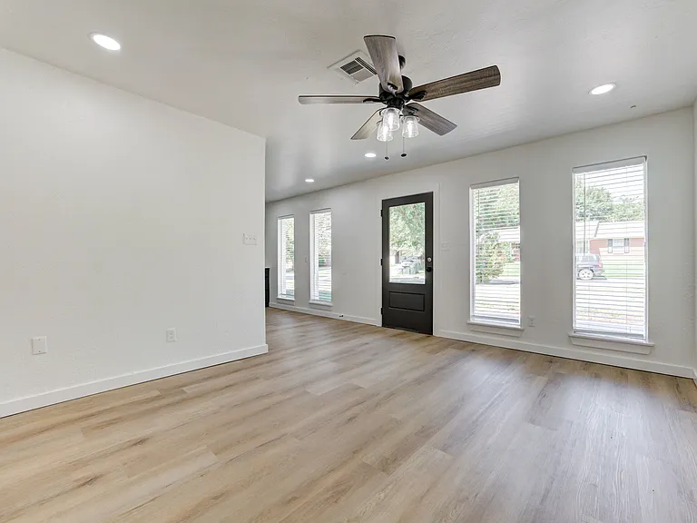 2212 Donna Dr — Photo 33