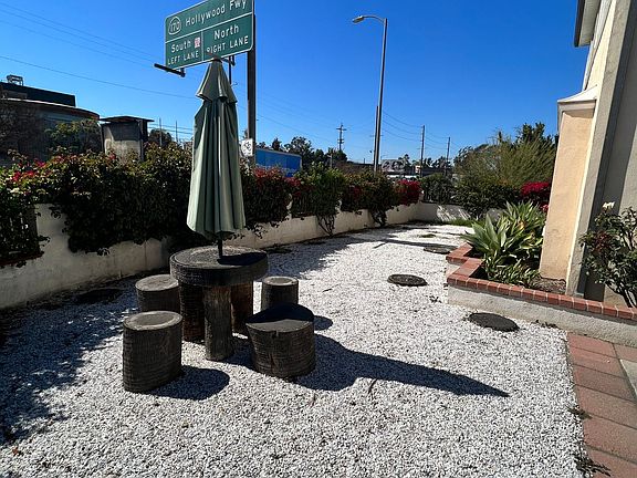 4th image of 11633 Burbank Blvd APT B
