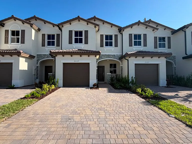 2537 SE 25th Dr — Photo 1
