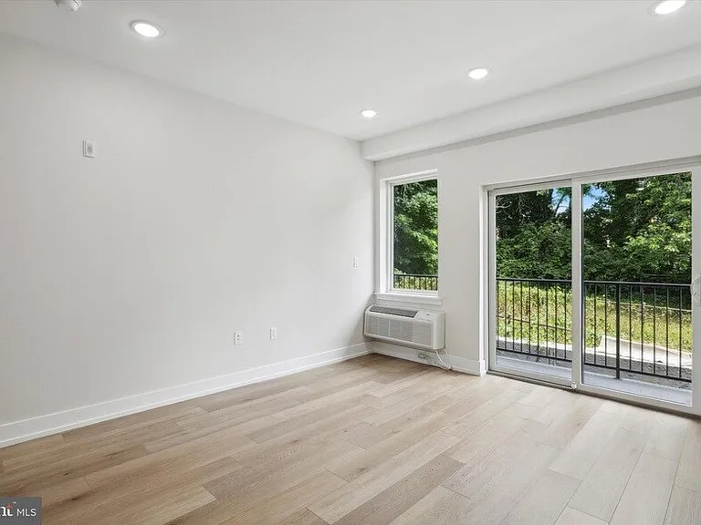 402 E Walnut Ln #3A — Photo 5