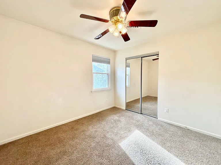 530 Louisa St — Photo 5
