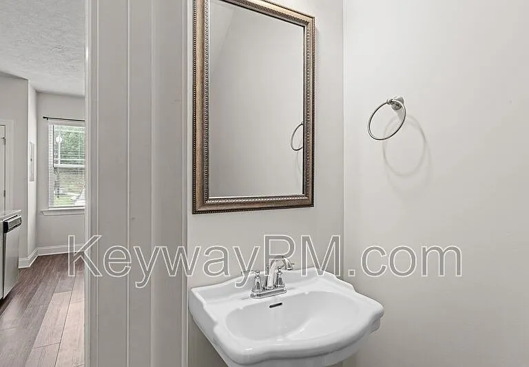 1913 Butternut Dr — Photo 5