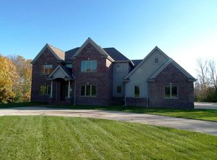 10495 Crestview Dr, Cedarburg, WI 53012