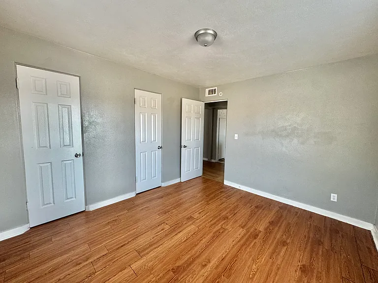2038 NW 25th St #10 — Photo 13