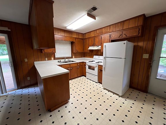 2nd image of 704 Lake Condy Rd