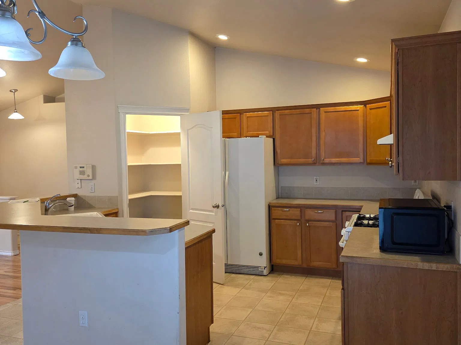3 bed, 1355 sqft, $2,195 — Photo 4