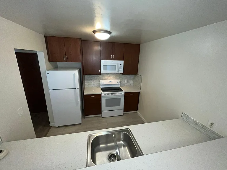 585 Macarthur Blvd #3 — Photo 1
