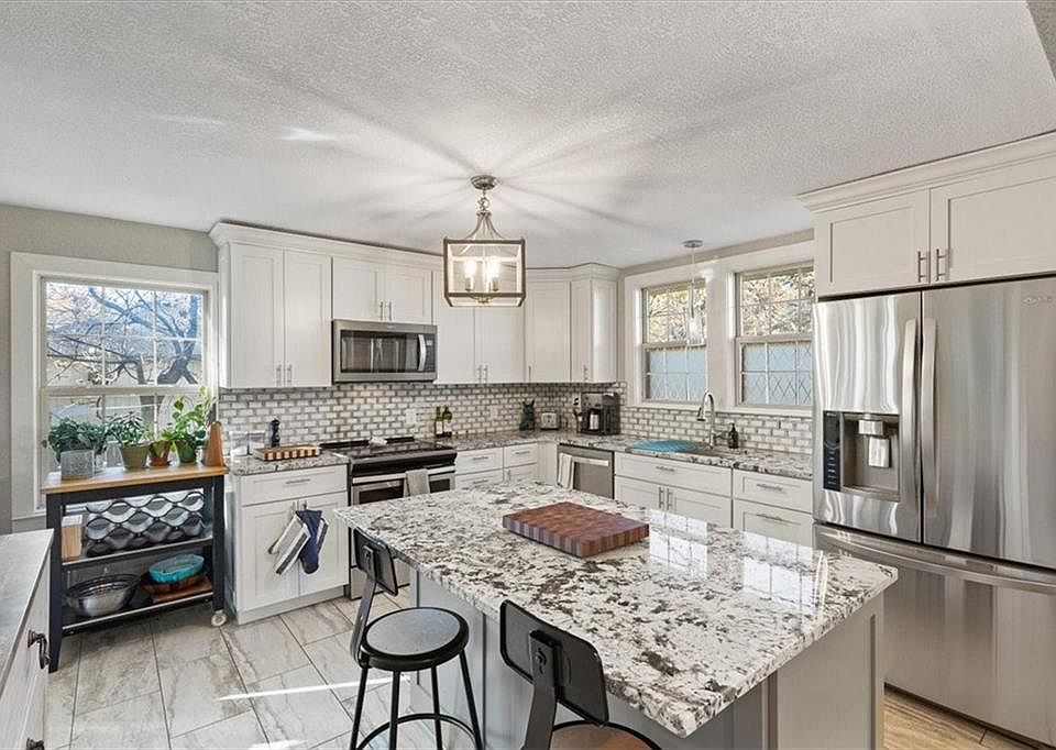 1st image of 903 W 75th St