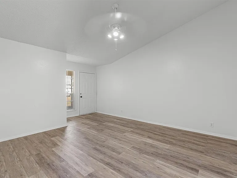 8703 Pineridge Dr #B — Photo 4