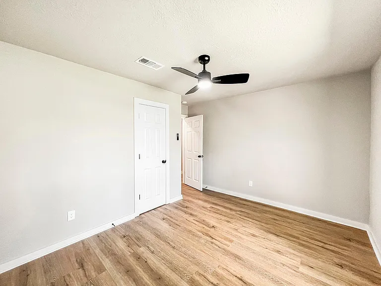 23207 Naples Dr — Photo 15