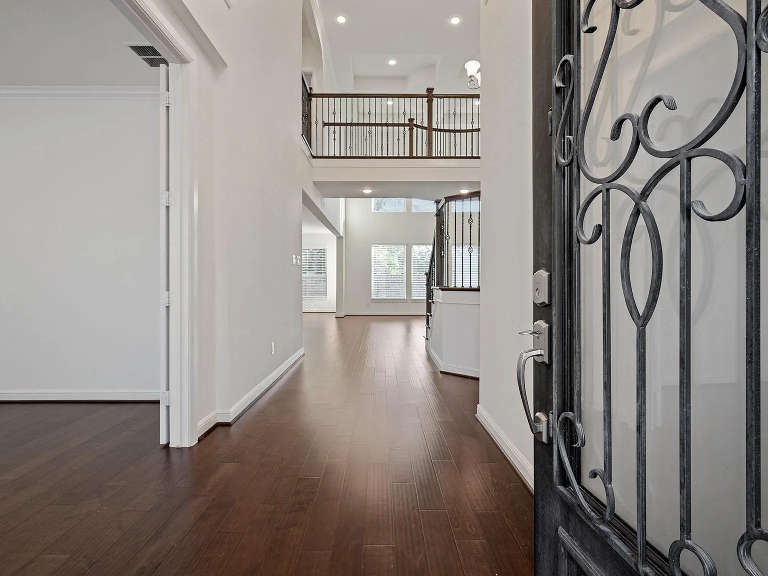 5 bed, 4.0 bath, 3872 sqft, $4,100 — Photo 3
