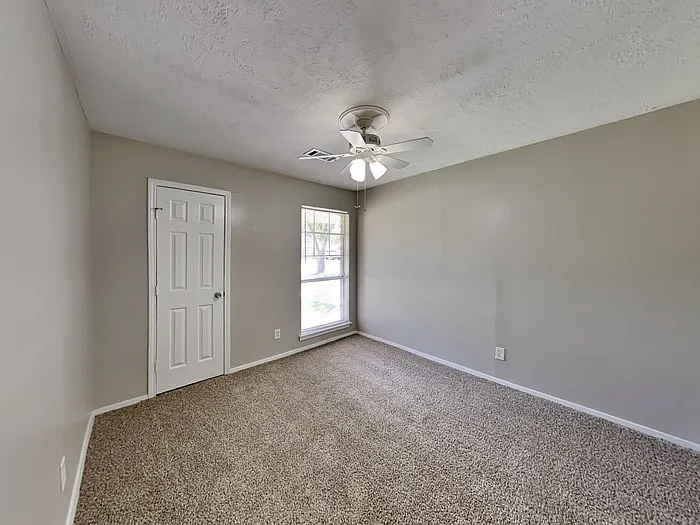 809 Lochmoor Ln — Photo 17