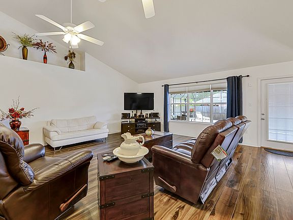 4th image of 15268 Camelot Dr
