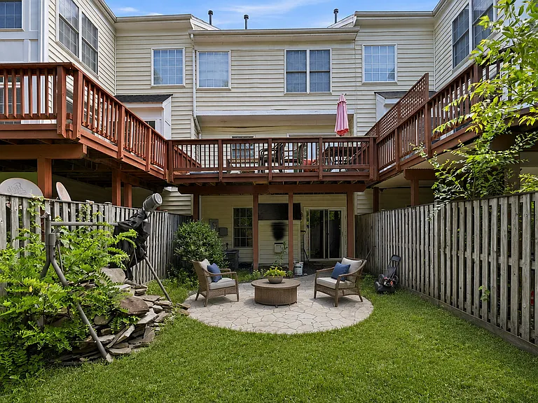25203 Dunvegan Sq — Photo 7