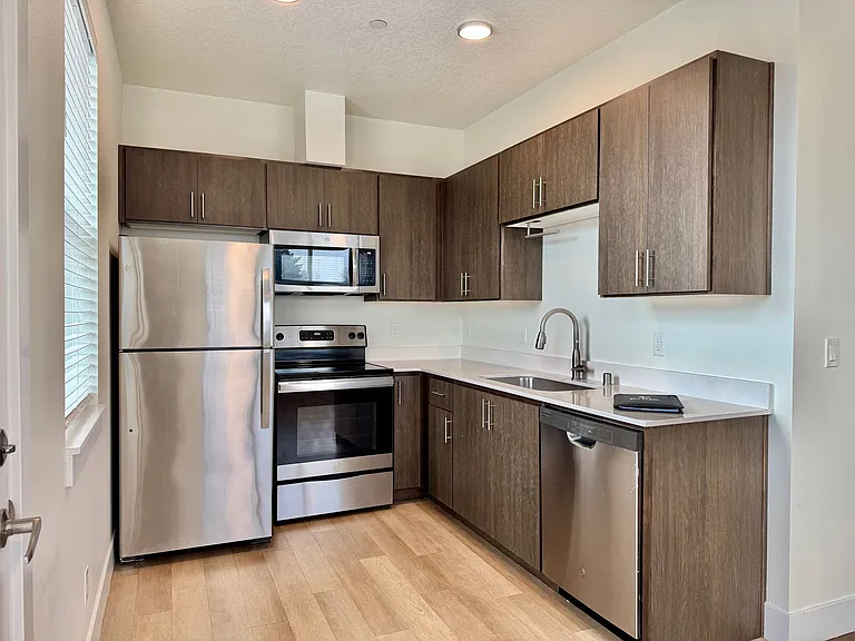 Clara Court — Photo 10