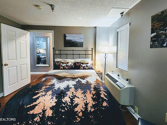 5th image of 413 Baskins Creek Rd #301