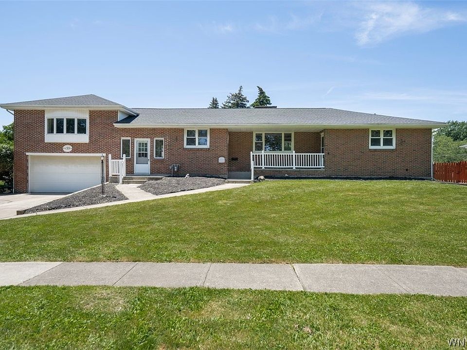 1st image of 135 Oakwood Dr