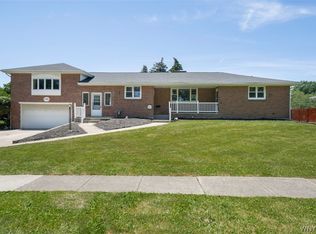 135 Oakwood Dr, Williamsville, NY 14221