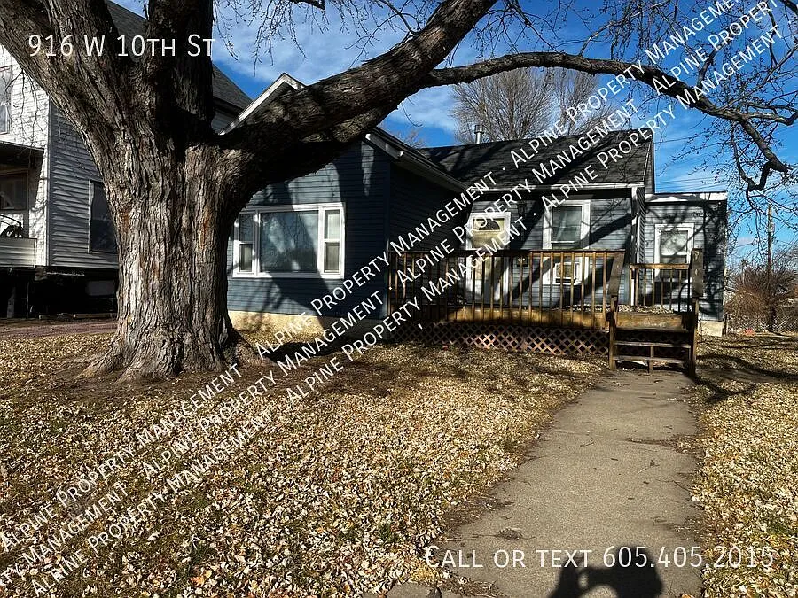 916 W 10th St