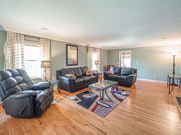 4th image of 3331 Robin Hood Dr