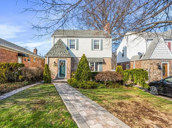 16333 15th Dr, Whitestone, NY 11357