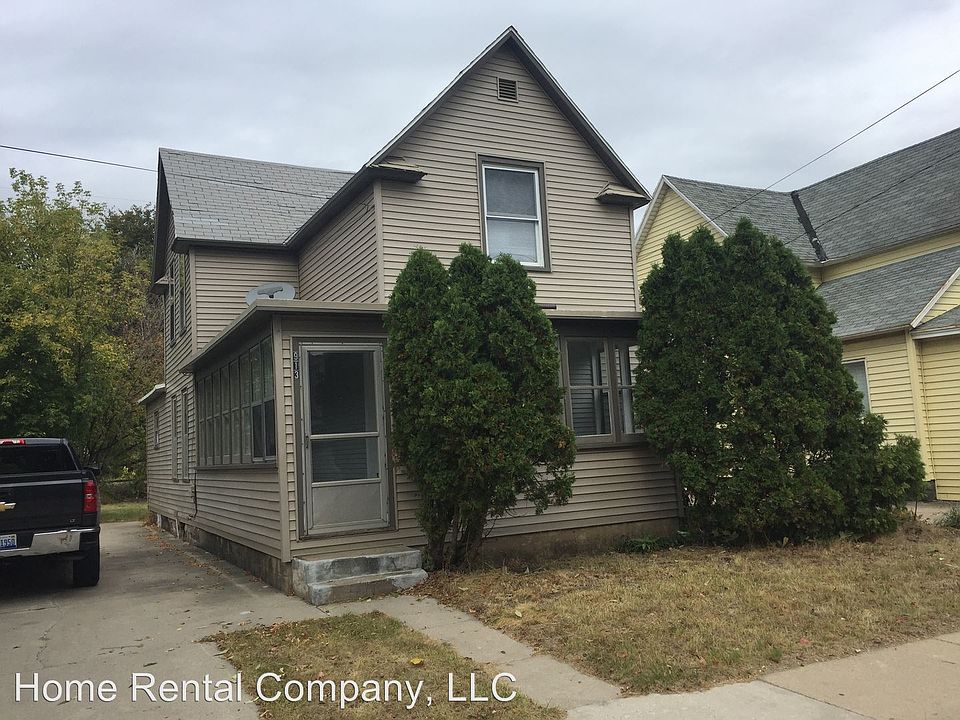 1st image of 913 Michigan St NE