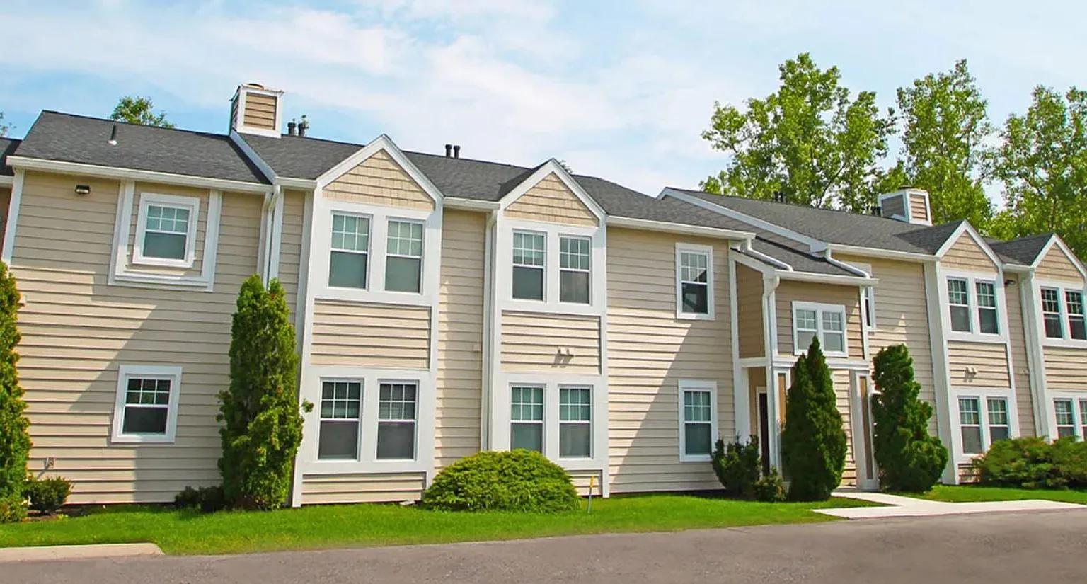 Country Club Manor — Photo 2