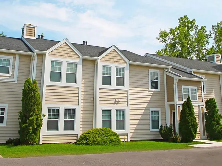 Country Club Manor — Photo 2