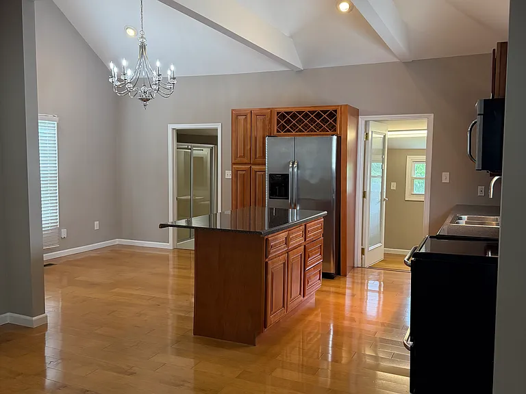 402 Oak Hill Ave E — Photo 4