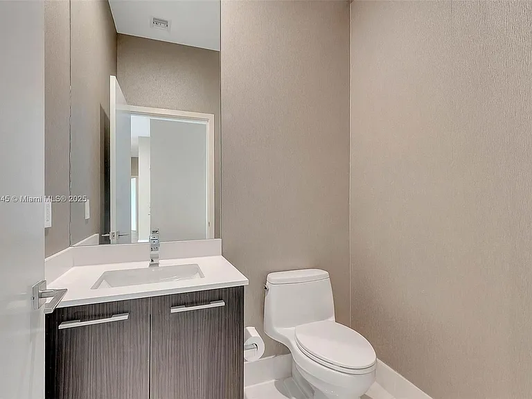 45 SW 9th St #4509 — Photo 4