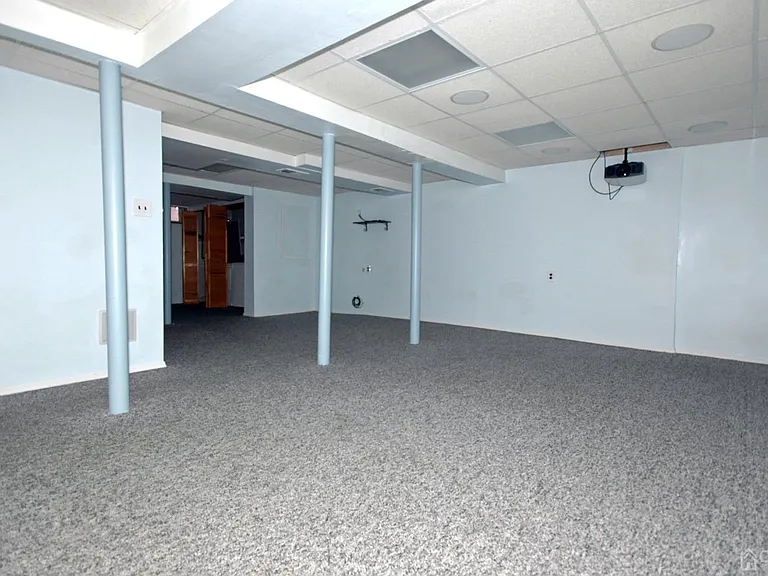 48 Astor Ct — Photo 24