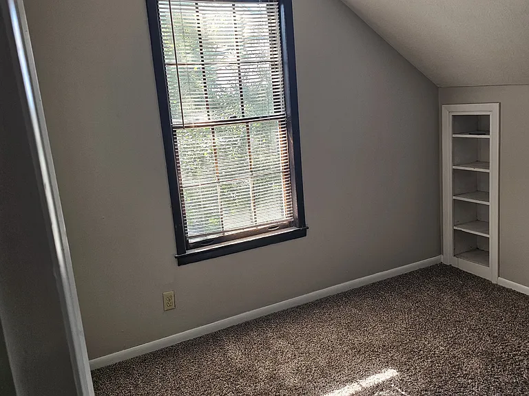 348 S College St — Photo 7