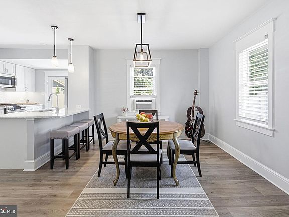 5th image of 8 Evergreen Ln