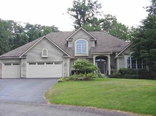 9 Deep Woods Dr, Latham, NY 12110